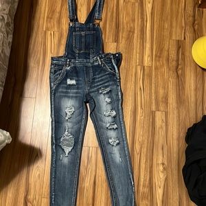 Dollhouse overalls in a slim fit. Juniors size 3.Fits women’s size 2-24/25